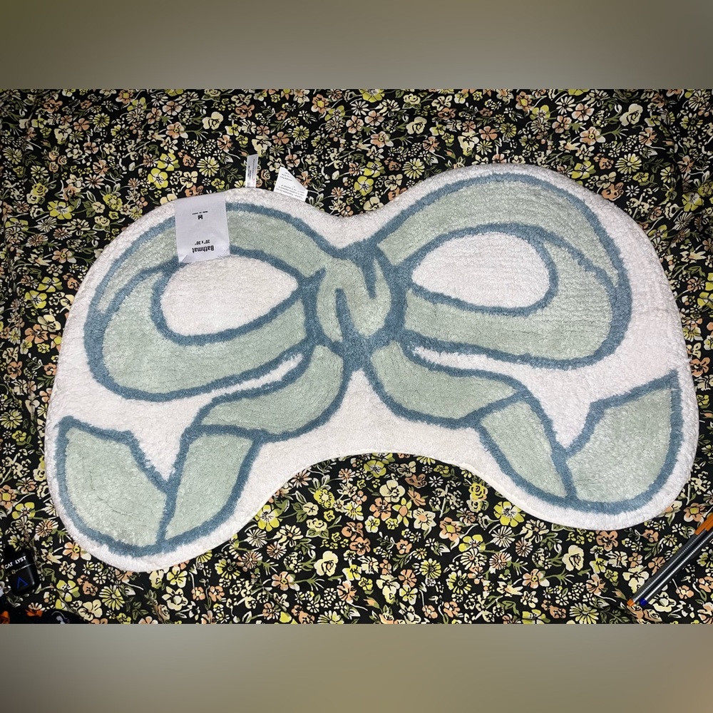 Urban Outfitters UO HOME White and Blue Bow Shaped Bathmat 20x30” NEW NWT